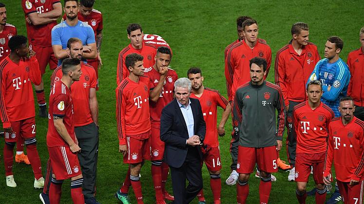 DFB-Pokal, Finale, FC Bayern M&uuml;nchen - Eintracht Frankfurt, im Olympiastadion. Trainer Jupp Heynckes un die Spieler von Bayern M&uuml;nchen stehen nach der Niederlage auf dem Platz. Foto: Sebastian Kahnert/dpa