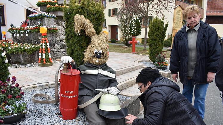 Der Feuerwehrosterhase bekommt einen Helm. Foto: Petra Malbrich