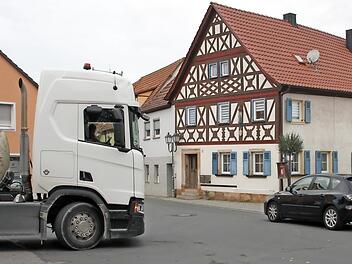 Die Sperrung der Weismainer Straße verstärkt den innerörtlichen Verkehr in Altenkunstadt. Besonders brenzlig ist es beim Abbiegen von der Langheimer in die Rechtsanwalt-Krauß-Straße. Überlegt wird, einen Verkehrsspiegel an der Straßenlaterne (rechts im Bild) anzubringen.