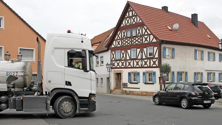 Die Sperrung der Weismainer Straße verstärkt den innerörtlichen Verkehr in Altenkunstadt. Besonders brenzlig ist es beim Abbiegen von der Langheimer in die Rechtsanwalt-Krauß-Straße. Überlegt wird, einen Verkehrsspiegel an der Straßenlaterne (rechts im Bild) anzubringen.
