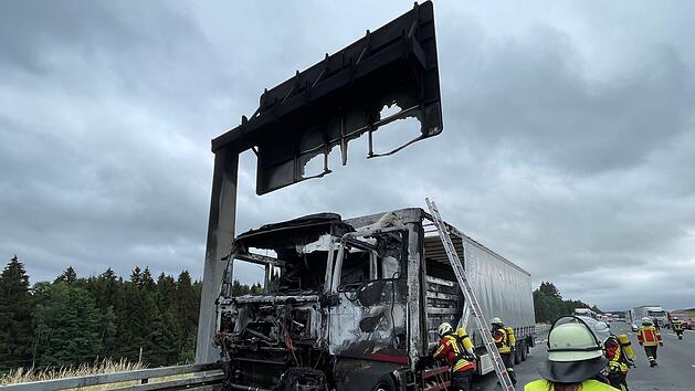 A9 bei Gefrees: Lkw steht in Vollbrand