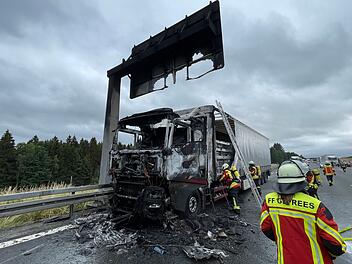 A9 bei Gefrees: Lkw steht in Vollbrand