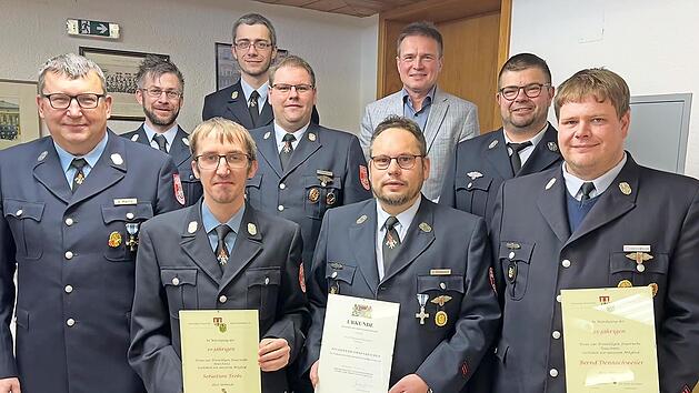 Die Geehrten freuen sich mit den Verantwortlichen der Teuschnitzer Feuerwehr.