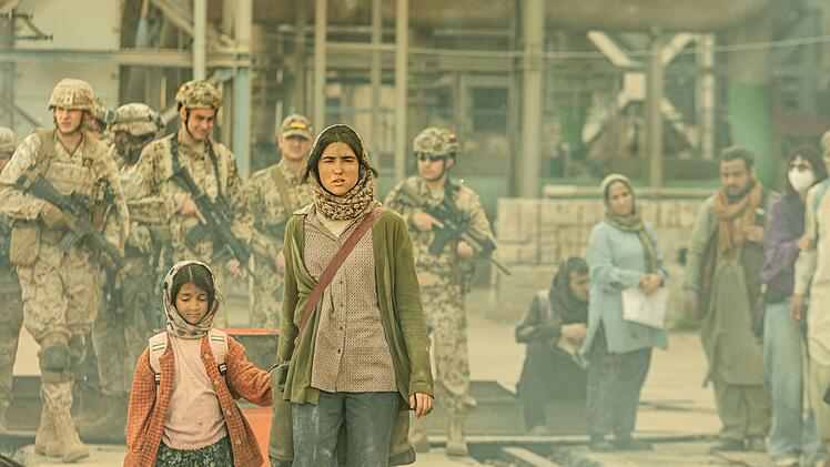 &Auml;rztin Amina (Hannah Abdoh, links) und ihre Patientin Nooria (Sara Taheri) sind am Flughafen in Kabul, in der Hoffnung, ausgeflogen zu werden. Doch dann kommt es zu einer verheerenden Explision mit vielen Toten.