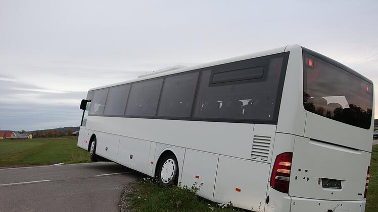 Kreis Ansbach: Bus h&auml;ngt nach Man&ouml;ver quer auf Landstra&szlig;e fest