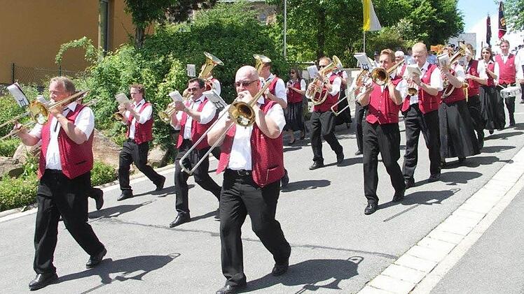 Die Schwürbitzer Blaskapelle gab den Ton an.
