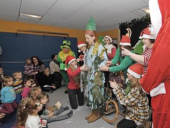 Die Eltern der Oberreichenbacher Kinder spielten in der Kita das Stück "Die Weihnachtstanne". Foto: Roland Meister
