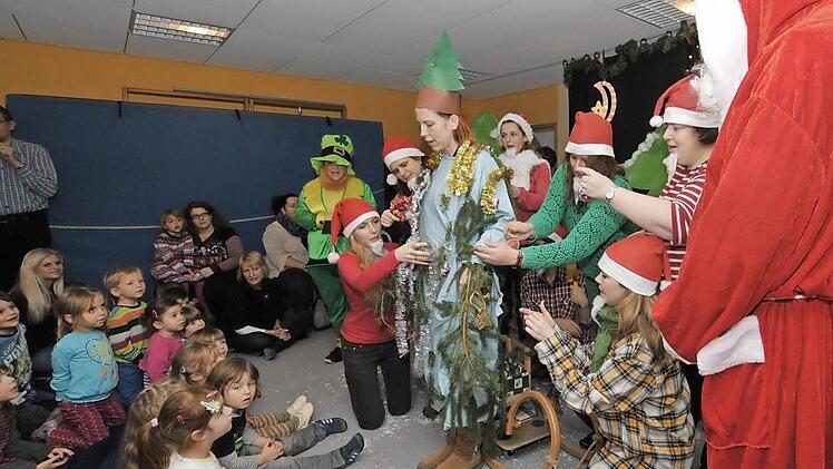 Die Eltern der Oberreichenbacher Kinder spielten in der Kita das Stück "Die Weihnachtstanne". Foto: Roland Meister