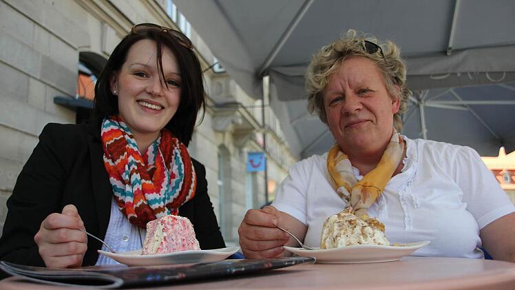 Bei dem frühsommerlichen Wetter schmeckt Sabine Fischer (links) und Birgit Nowak der Eisbecher doppelt so gut.