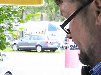 Von der Rezeption aus hat Joachim Voll einen Teil der 100 Stellplätze des Campingparks im Blick.  Fotos: Benedikt Borst