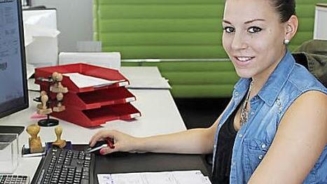 Kristin Hübner erlernt bei den Neuen Glaswerken in Steinbach am Wald den Beruf der Industriekauffrau. Für diese Tätigkeit gibt es noch genügend Nachfragen.