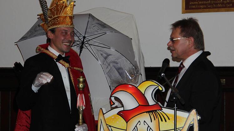 Der neue Prinz Holger I. erhält einen Schirm vom Schirmherrn und Bürgermeister Wolfgang Beiergrößlein.