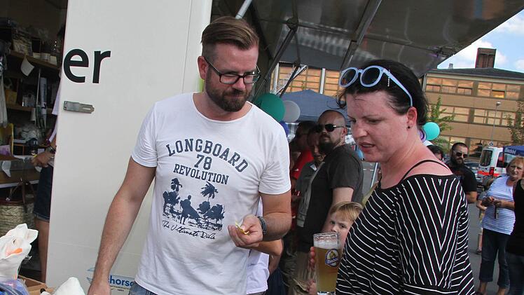 Elternbeirat Michael Breitenfelder und Christin Bär, die mit Franziska Heisler das Fest für die Kindergartenkinder organisiert hatten.