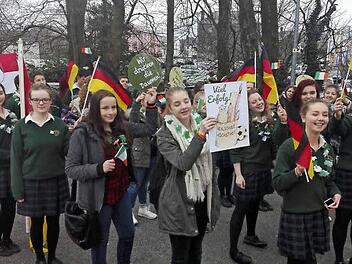 Deutsche und irische Schüler nahmen gemeinsam an der Parade zum St.-Patrick's-Day teil. Foto: J. Blum