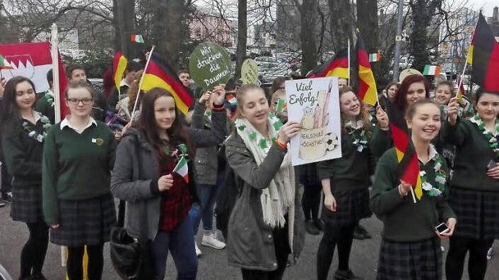 Deutsche und irische Schüler nahmen gemeinsam an der Parade zum St.-Patrick's-Day teil. Foto: J. Blum
