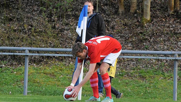 Szenen vom Spiel der Woche zwischen dem TSV Münnerstadt II (rote Trikots) und dem SV Niederlauer. Fotos: Hopf