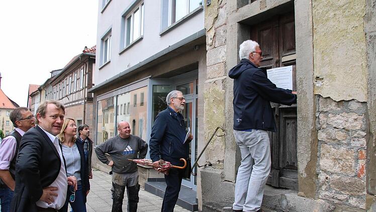 Hartmut Hessel, der Vorsitzende der Bürgergenossenschaft Münnerstadt, öffnet die Tür zum Reißsmannshaus .