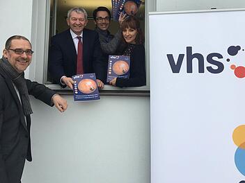Stolz stellen sie das neue Programmheft der VHS Bamberg-Land vor: Joachim Schön, Landrat Johann Kalb, Richard Schimmel und Melanie Seidel (von links).  Foto: Annabelle Gunzelmann