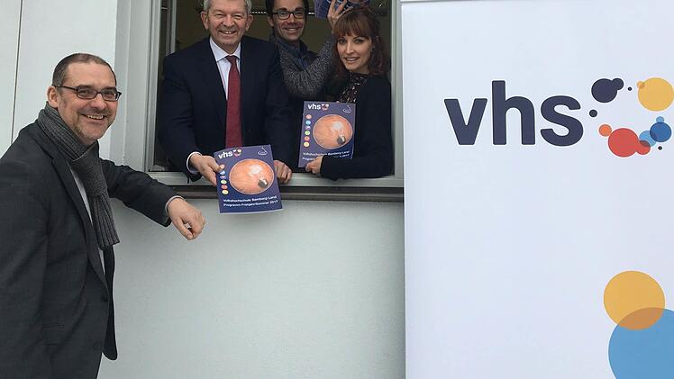 Stolz stellen sie das neue Programmheft der VHS Bamberg-Land vor: Joachim Schön, Landrat Johann Kalb, Richard Schimmel und Melanie Seidel (von links).  Foto: Annabelle Gunzelmann