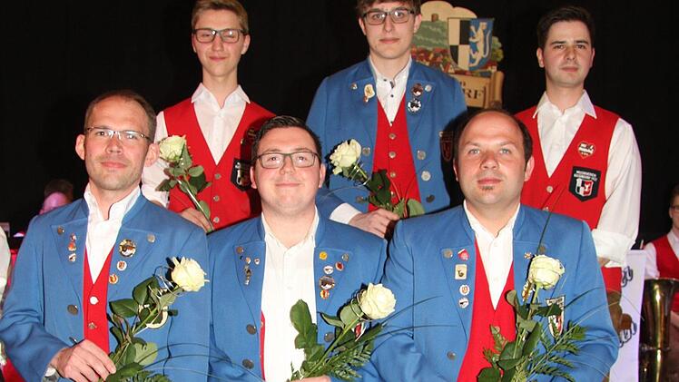Jürgen Eschenbacher, Andreas Casper und Stefan Friedrich (vordere Reihe von links nach rechts) sind seit 25 Jahren mit von der Partie, Fabian Eichner und Maximilian Münch seit zehn Jahren. Sie wurden von Vorsitzenden Alexander Kapsch (hintere Reihe, rechts) und seiner Stellvertreterin Andrea Eichner ausgezeichnet.