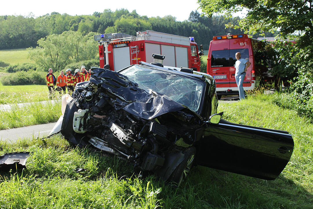 Pegnitz: Cabrio kracht frontal in Lkw