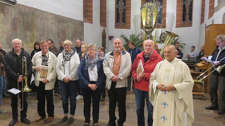 Wenn man die zu Fuß zurückgelegten Wegstrecken der Wallfahrer Konrad Brunner, Margarete Dees, Gerlinde Kraus, Georg Sittler und Stefan Geiger (von links) aneinander reihte, käme man weit über Südafrika hinaus. Zu ihrer 40. und 25-maligen Teilnahme an der Fußwallfahrt nach Retzbach ehrten sie Wallfahrtsleiter Otmar Lutz (links) und Wallfahrtspfarrer Gerold Postler (rechts).Otmar Lutz