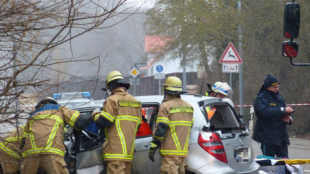 Unfall in Fürth: Auto kracht in Linienbus