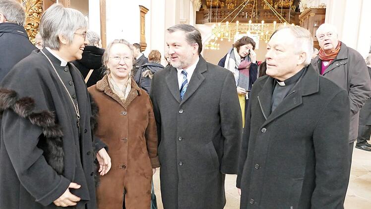 Herzliche ökumenische und interreligiöse Begegnung von Bischöfin Greiner, Rabbinerin Antje Yael Deusel, Mehmet Cetindere und Generalvikar Georg Kestel.