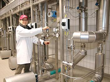 Im neuen Sudhaus kommt ein besonders cleveres Energiesparkonzept zum Einsatz, zeigt uns Andreas Klumpp, bei Ireks zuständig fürs Energiemanagement: Beim Verdampfer, in dem Malzextrakt hergestellt wird, wird der heiße Dampf wiederverwendet. Der Dampf wird abgesaugt, verdichtet und zum weiteren Aufheizen genutzt. Foto: Dagmar Besand