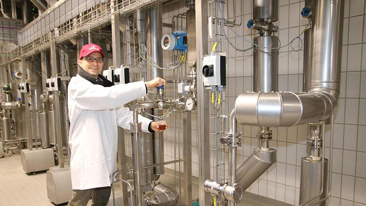 Im neuen Sudhaus kommt ein besonders cleveres Energiesparkonzept zum Einsatz, zeigt uns Andreas Klumpp, bei Ireks zuständig fürs Energiemanagement: Beim Verdampfer, in dem Malzextrakt hergestellt wird, wird der heiße Dampf wiederverwendet. Der Dampf wird abgesaugt, verdichtet und zum weiteren Aufheizen genutzt. Foto: Dagmar Besand