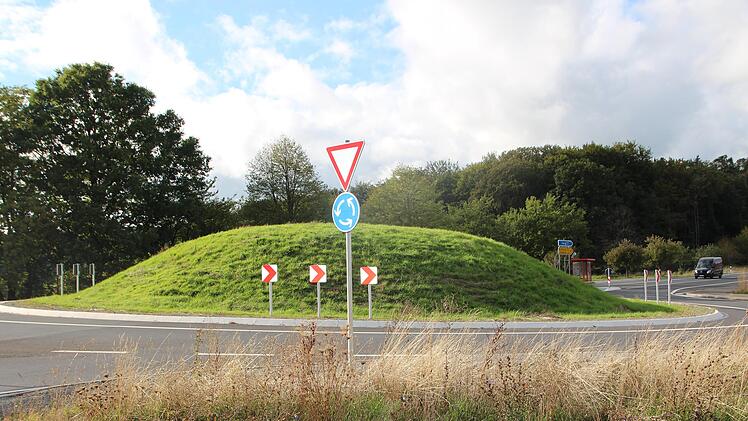 Der Kreisel in Lauter gefällt in seinem derzeitigen Zustand nicht jedem. Der Markt Burkardroth bemühte sich um eine optische Verbesserung, was jedoch an rechtlichen, finanziellen und Sicherheitsaspekten scheiterte.
