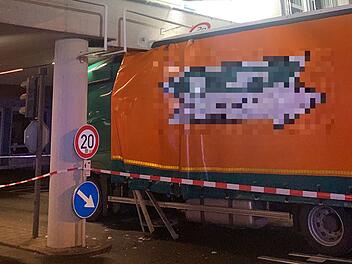 Erlangen: Lkw-Fahrer versch&auml;tzt sich gewaltig - Lastwagen bleibt unter Siemens-Geb&auml;ude stecken