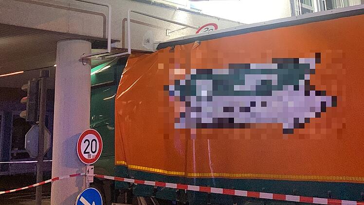 Erlangen: Lkw-Fahrer versch&auml;tzt sich gewaltig - Lastwagen bleibt unter Siemens-Geb&auml;ude stecken