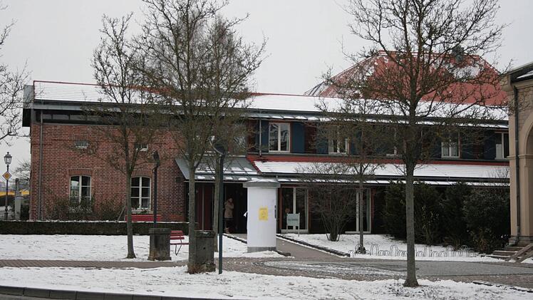 Das evangelische Gemeindehaus steht gleich neben der Christuskirche in Ha&szlig;furt. Es ist ein Zentrum kirchlichen Lebens in der Kreisstadt.