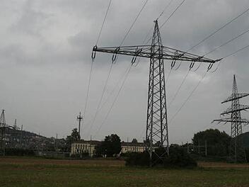 Ein wichtiger Verteiler für Strom ist das Umspannwerk in Eltmann. Ein Teil des Netzes wird jetzt von 220 auf 380 kV umgestellt. Dafür braucht es neue, höhere aber dafür weniger Masten. Der Stadtrat stimmte dem Vorhaben am Mittwoch zu. Foto: sw