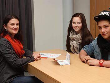 Die neue Jugendsozialarbeiterin Margarete Schindhelm hat sich schon mit den beiden Schülersprechern Lena Markert und Mario Schwinn (von links) angefreundet. Schülersprecher ebnen die Wege, Jugendsozialarbeiter wissen, wie man mit Problemen umgeht. Foto: Günther Geiling