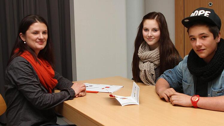 Die neue Jugendsozialarbeiterin Margarete Schindhelm hat sich schon mit den beiden Schülersprechern Lena Markert und Mario Schwinn (von links) angefreundet. Schülersprecher ebnen die Wege, Jugendsozialarbeiter wissen, wie man mit Problemen umgeht. Foto: Günther Geiling