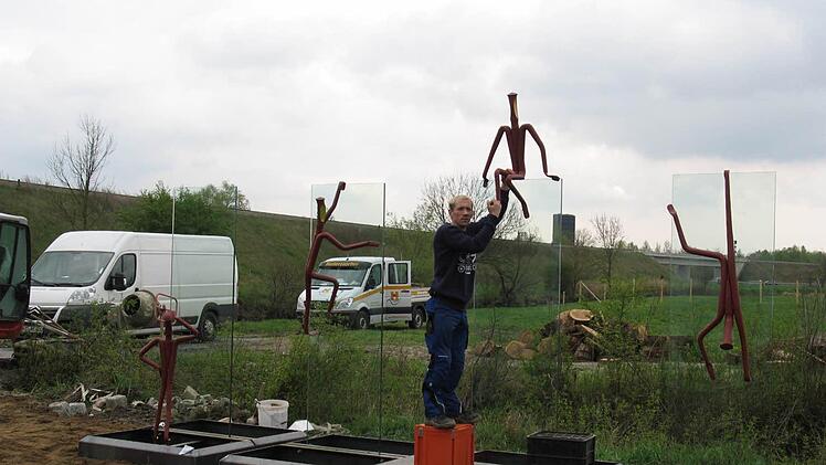 Andreas Behrschmidts Mitarbeiter Dimitri Hoffmann beim Aufstellen der Skulpturen  Foto: privat
