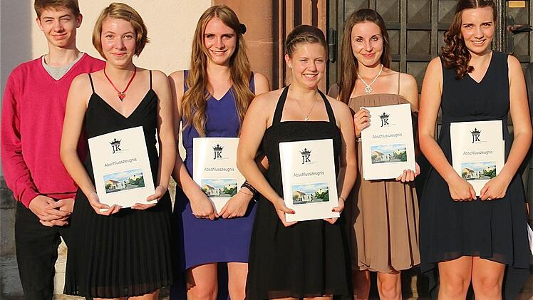 Die besten Schulabgänger (von links): Jakob Mehling (10a), Katharina Rommel und Lara Neubauer (10b), Nina Reinhardt und Tina Maiwald (10c) sowie Linda Ohmert (10d). Foto: Gerd Schaar
