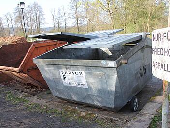 Diese beiden Container am Rande des Eberner Friedhofes nahe der Eiswiese werden wieder entfernt.  Fotos: Ralf Kestel