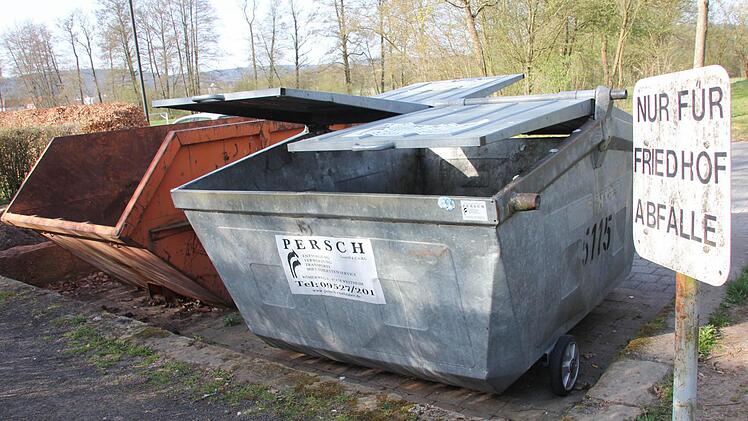 Diese beiden Container am Rande des Eberner Friedhofes nahe der Eiswiese werden wieder entfernt.  Fotos: Ralf Kestel