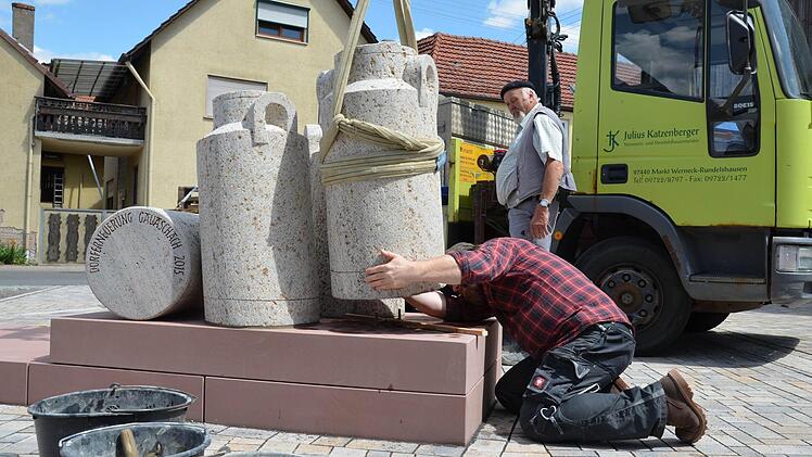 Aufbau des Kunstwerks in Gauaschach  Foto: Jana Keul