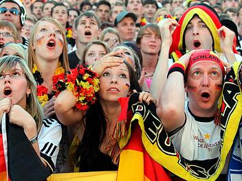 Die Europameisterschaft 2016 steht an: Am 10. Juni geht es los. Damit auch die mitreden können, die sich seit 2014 nicht mehr für Fußball interssiert haben, hat inFranken.de nochmal die wichtigsten Stichworte zusammengefasst. Foto: Wolfgang Kumm, dpa