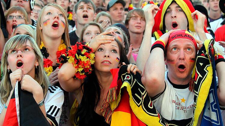 Die Europameisterschaft 2016 steht an: Am 10. Juni geht es los. Damit auch die mitreden können, die sich seit 2014 nicht mehr für Fußball interssiert haben, hat inFranken.de nochmal die wichtigsten Stichworte zusammengefasst. Foto: Wolfgang Kumm, dpa