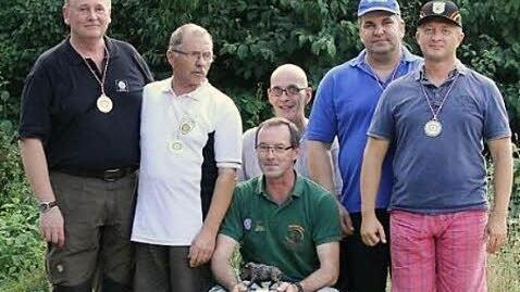 Die Erstplatzierten der Teamwertung mit drei Ebernern, von links Karl Kawnik, Gerhard Einwag (Ebern), Andreas Martschin (kniend), Karsten Prediger (Ebern), Timo Kessel (Ebern) und Marco Zahn.  Foto: Wolfgang Dietz