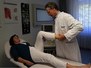 Chefarzt Manfred Büdenbender untersucht eine seiner letzten Reha-Patientinnen. Foto: Andreas Welz