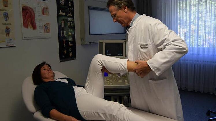 Chefarzt Manfred Büdenbender untersucht eine seiner letzten Reha-Patientinnen. Foto: Andreas Welz