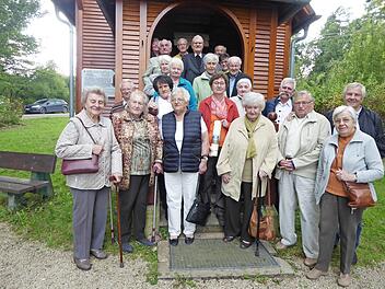 Die "Freunde des Heidebrünnels" versammelten sich zum Herbsttreffen am Auerbergwald. Foto: Heidi Amon