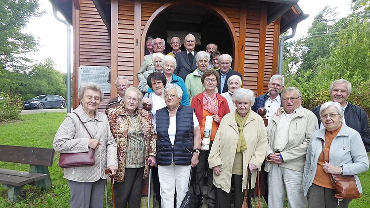Die "Freunde des Heidebrünnels" versammelten sich zum Herbsttreffen am Auerbergwald. Foto: Heidi Amon