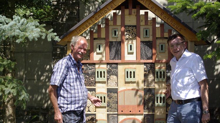 August Brendan (l.) erläutert Bürgermeister Armin Warmuth (r.) das neugeschaffene Insektenhotel "Altes Rathaus".Winfried Ehling